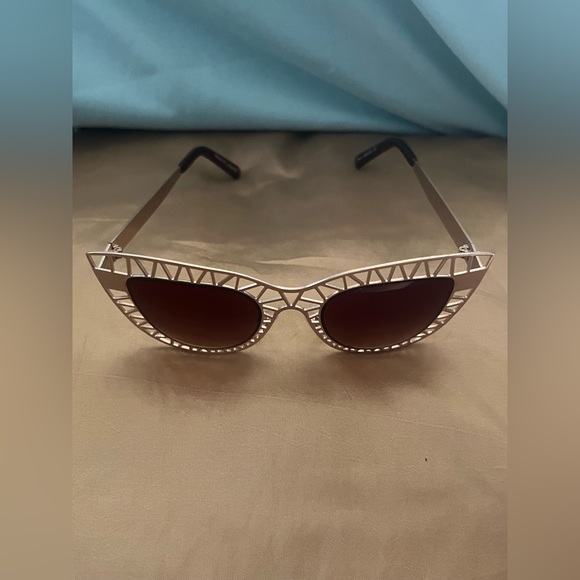 Retro. Cat eye style metal frame sunglasses - Picture 2 of 11